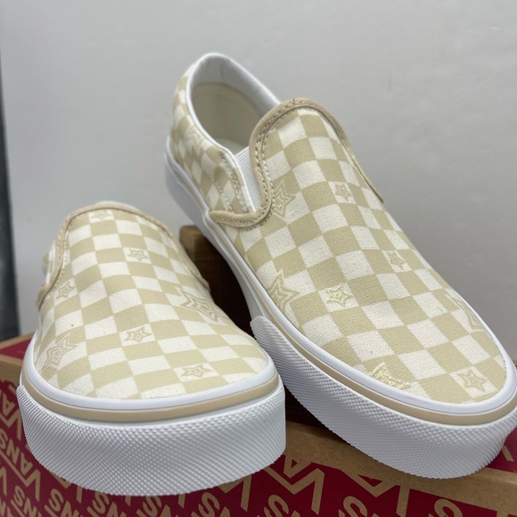 Vans WMNS Classic Slip-On
Checkerboard Stars Tan
VN000CT5JM9 Sneakers - Picture 3 of 16